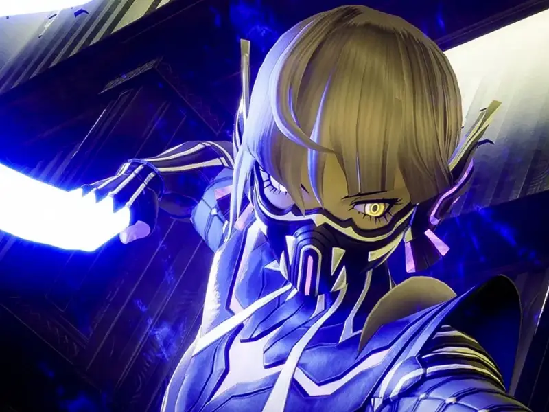 Personaje de Shin Megami Tensei V con armadura azul y dorada, máscara y ojos amarillos brillantes, emitiendo luz azul.