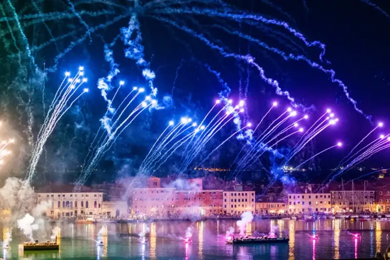 Spektakularny sylwester w Wenecji! Niebo rozświetlone feerią barw, fajerwerki nad wodą i zabytkowe budynki tworzą magiczny widok.