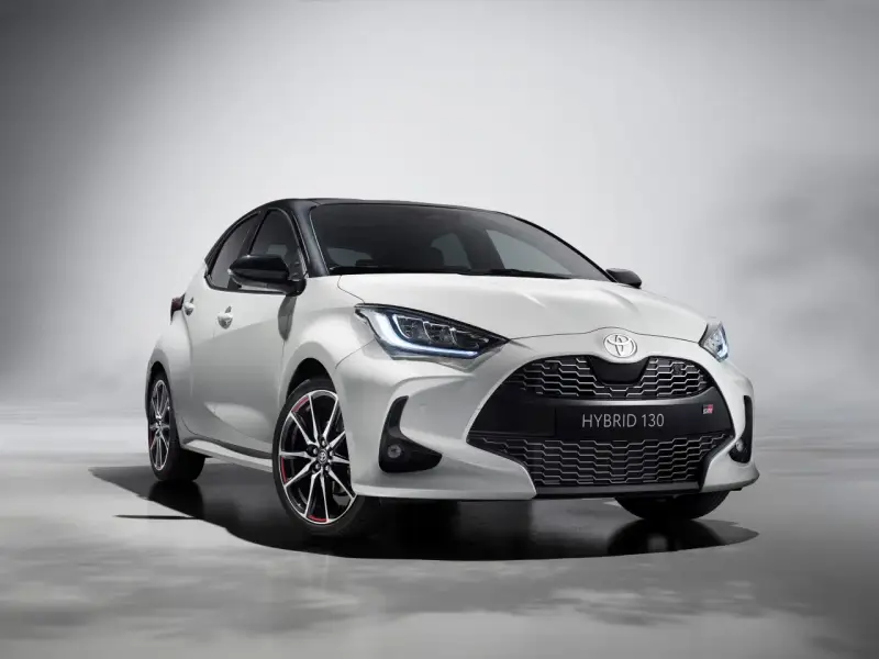 Biała Toyota Yaris Hybrid 130 z czarnym dachem i sportowymi felgami, gotowa na miejskie wyzwania.