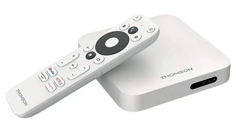 Biały smart tv box Thomson z pilotem. Dowiedz się, jak działa i jak łatwo sterować multimediami.