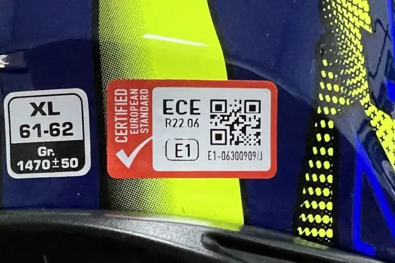 Etichetta ECE R22.06 su casco: ecco come capire se un casco è omologato. Indica certificazione europea e peso.