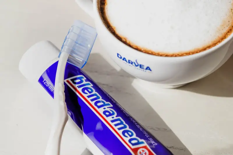 Kawa z pianką i pastą do zębów Blend-a-med. Pytanie brzmi: jaka kawa nie barwi zębów?