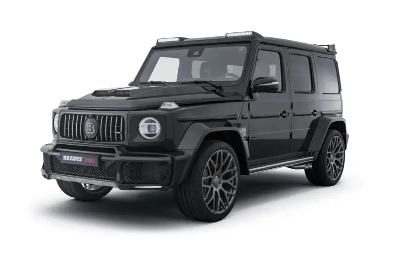 Czarny Mercedes Brabus 700 z agresywnym body kitem i dodatkowymi światłami na dachu.