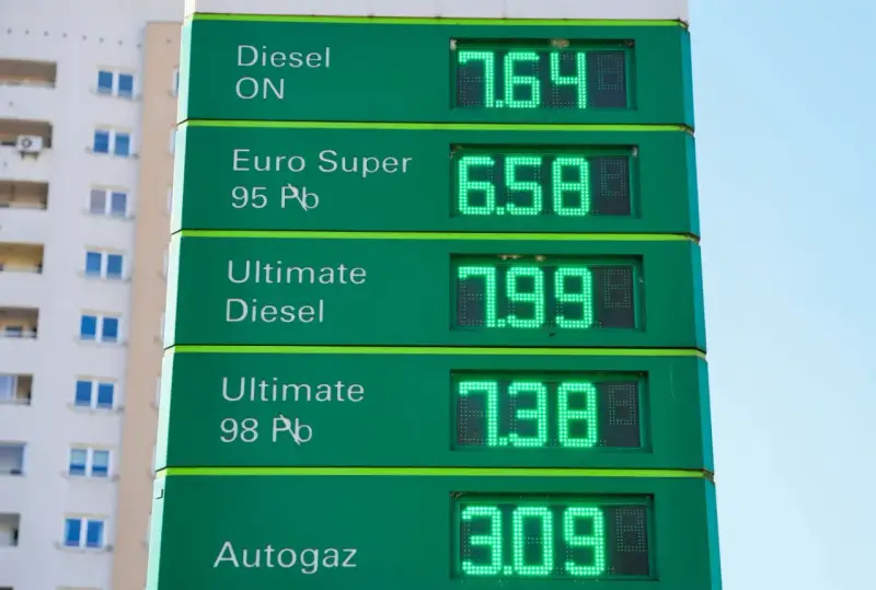 Cena oleju opałowego i innych paliw na stacji: Diesel ON 7.64, Euro Super 95 Pb 6.58, Ultimate Diesel 7.99, Ultimate 98 Pb 7.38, Autogaz 3.09.