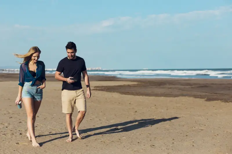 Para spacerem po plaży, zastanawiają się, ile km plażą z Łeby na wydmy.