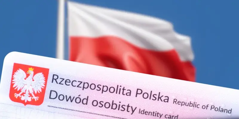 Polski dowód osobisty z orłem i flagą w tle. Dokument potwierdza tożsamość obywatela Rzeczypospolitej Polskiej.