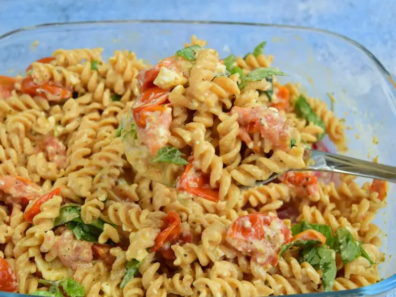Szybki obiad z niczego: makaron fusilli z pomidorkami, fetą i bazylią w kremowym sosie. Idealny na szybki posiłek.