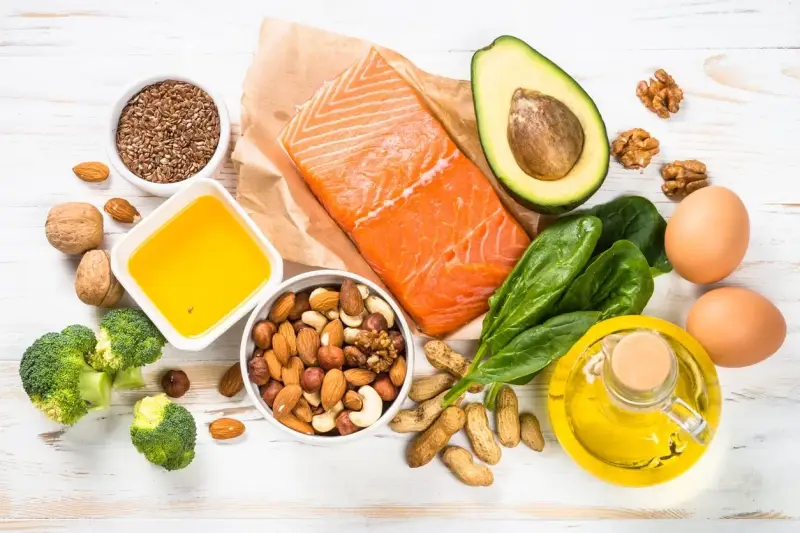 Saumon, avocat, noix, amandes, œufs, brocolis, épinards, graines de lin et huile d'olive, sources d'acides gras oméga 9.