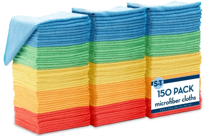Tre staplar färgglada mikrofiberdukar i ett storpack om 150. Perfekta för all sorts städning.