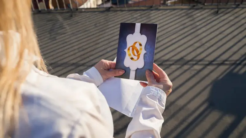 Zaproszenie ślubne z obrączkami. Jak uratować sytuację "last minute", gdy skutki wysłania zaproszeń zbyt późno są już widoczne.