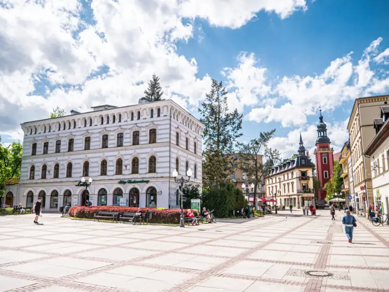 Rynek w Cieplicach Zdroju, z piękną architekturą i placem pełnym życia, to główne atrakcje tego uzdrowiska.