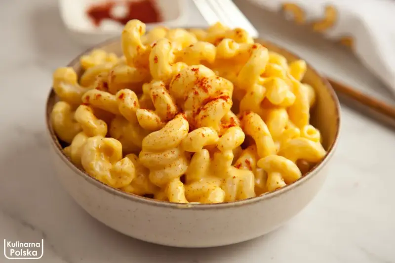 Mac and cheese: Jak zrobić aksamitny sos serowy bez wpadek?