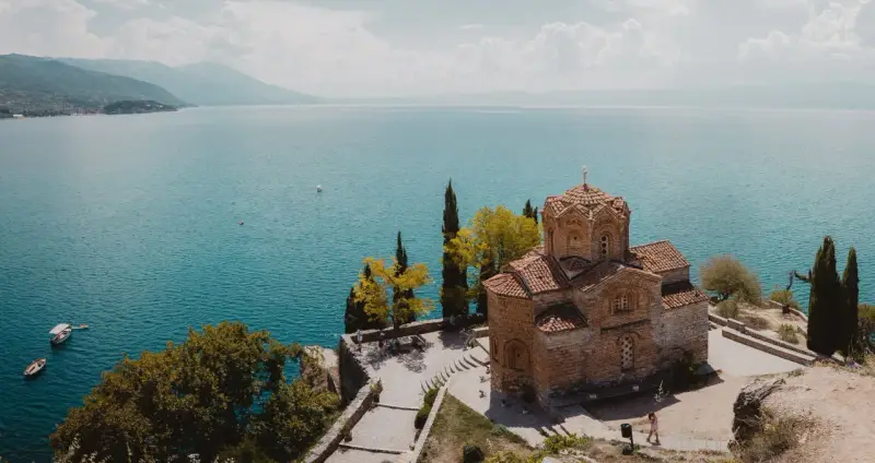 Kościół na klifie nad jeziorem w Macedonii. Winiety z Ohridu zachwycają widokiem.