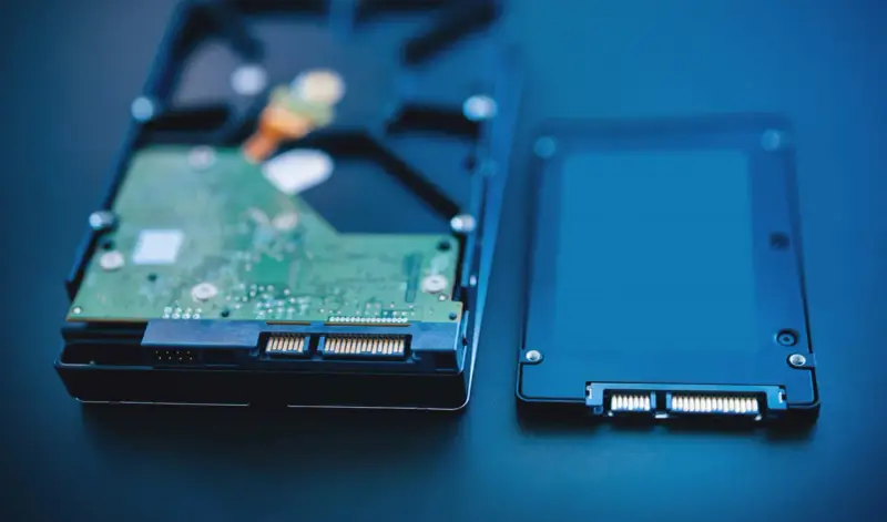 Dwa dyski do laptopa: tradycyjny HDD i nowoczesny SSD.