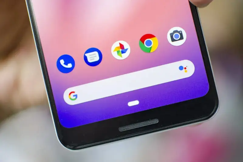 Ekran telefonu z ikonami: Telefon, Wiadomości (gdzie jest archiwum SMS w telefonie Android), Zdjęcia, Chrome, Aparat. Pasek wyszukiwania Google.