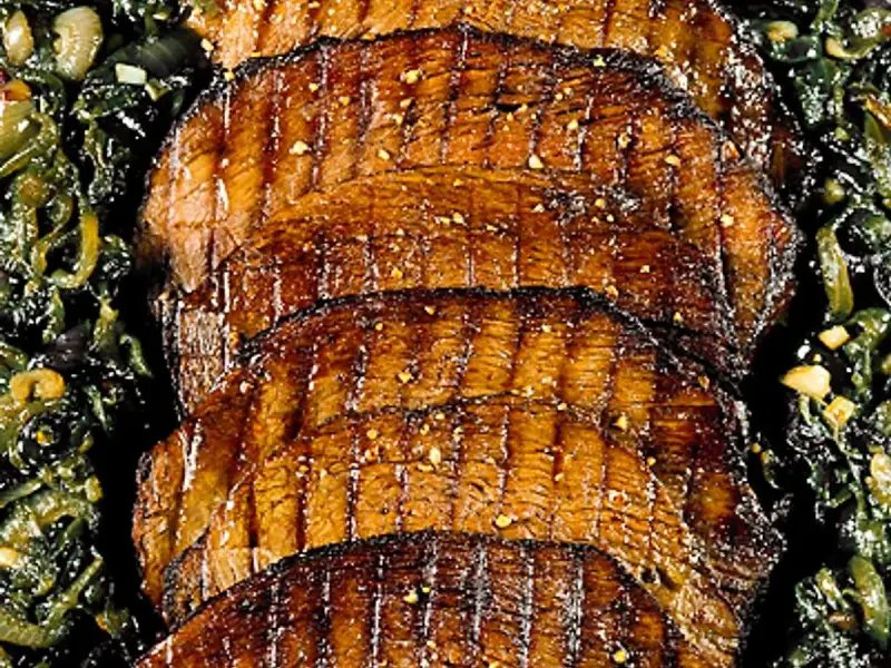 Grillad rostbiff med fina grillränder, serverad med en grön, saftig sallad. Perfekt för sommaren!