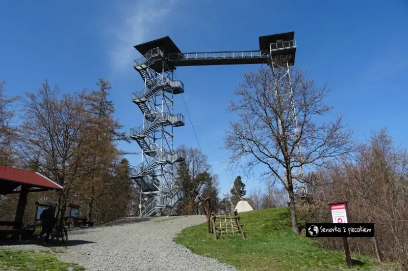 Wieża widokowa na Granicznym Szczycie oferuje wspaniałe widoki. Metalowa konstrukcja z licznymi schodami i pomostami wznosi się na tle błękitnego nieba.