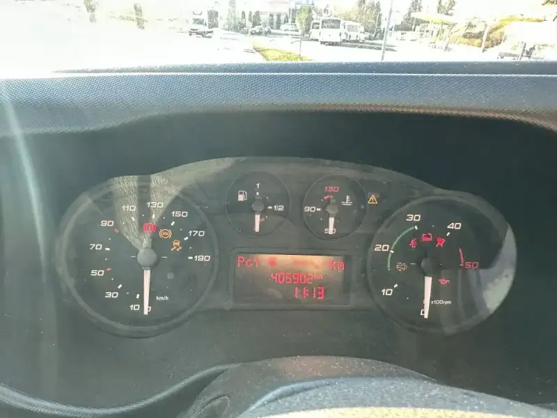 Deska rozdzielcza Iveco z licznikiem kilometrów 405902 km. Wskaźniki pokazują niską prędkość i temperaturę.
