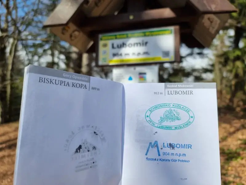 Na szczycie Lubomir, najwyższym w Beskidzie Makowskim (912 m), znajduje się tablica informacyjna i pieczątki potwierdzające zdobycie Korony Gór Polskich.