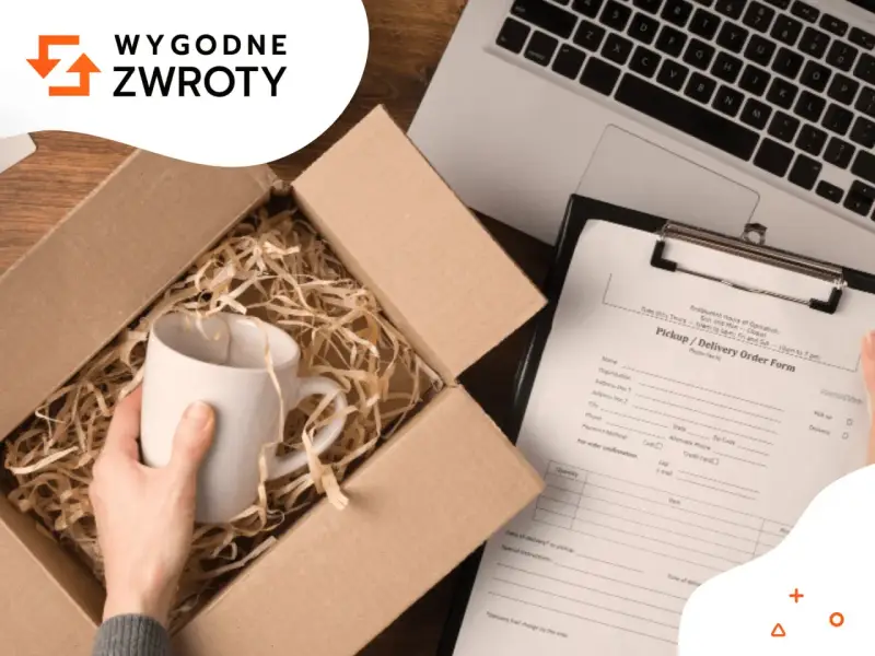 Ręka wkłada kubek do kartonu, obok formularz zamówienia i laptop. To ułatwia tui reklamacje.