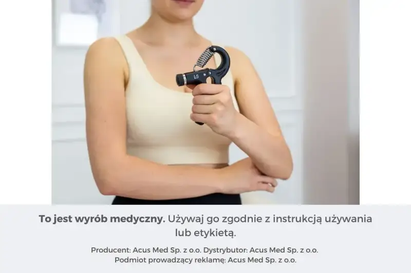 Kobieta ćwiczy chwyt dłoni przyrządem do kinezyterapii, wzmacniając mięśnie przedramienia.