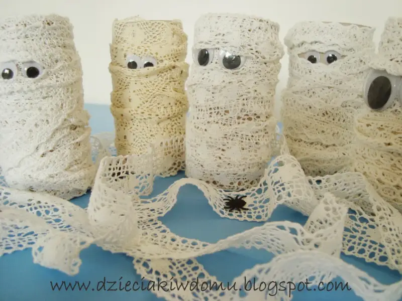 Urocze mumie z papieru toaletowego, owinięte koronką, z wielkimi oczami. Idealne na Halloween!