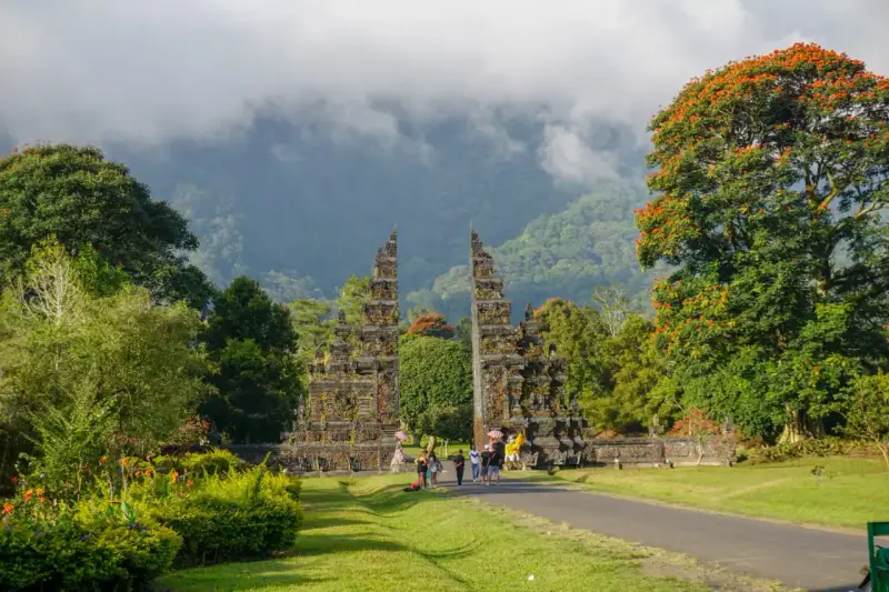 Brama na Bali, jakby z lotniska, wita turystów. W tle góry i chmury.