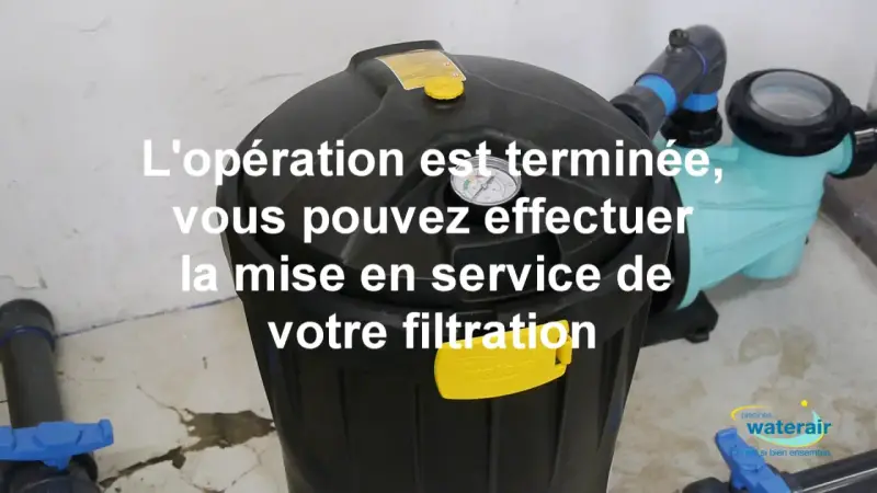 Gros filtre noir avec manomètre, prêt pour la mise en service après avoir effectué le changer filtre adoucisseur.