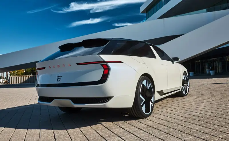 Biała Skoda Octavia Vision 7S z futurystycznymi światłami i felgami. Czekamy na jej cenę!