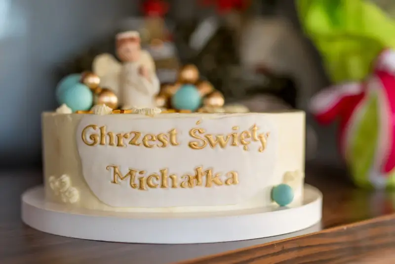 Elegancki tort na chrzest Michała, ozdobiony aniołkiem i złotymi detalami. Jedne z najpiękniejszych tortów na chrzest, jakie można sobie wyobrazić.