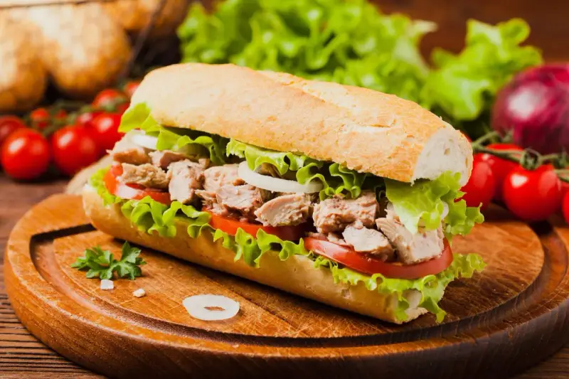 Ein Baguette mit saftigem Thunfisch, knackigem Salat, Tomaten und Zwiebeln. Perfekt zum stillen des Hungers.