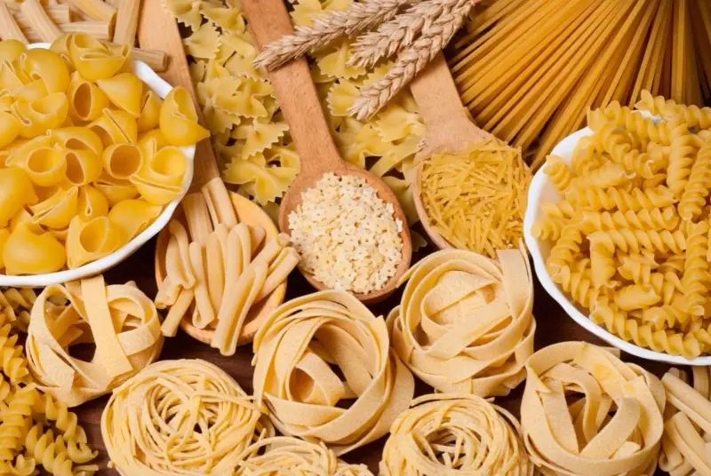 Bogactwo makaronów: od delikatnych gwiazdek, przez rurki, farfalle, aż po długie **linguine a spaghetti**.
