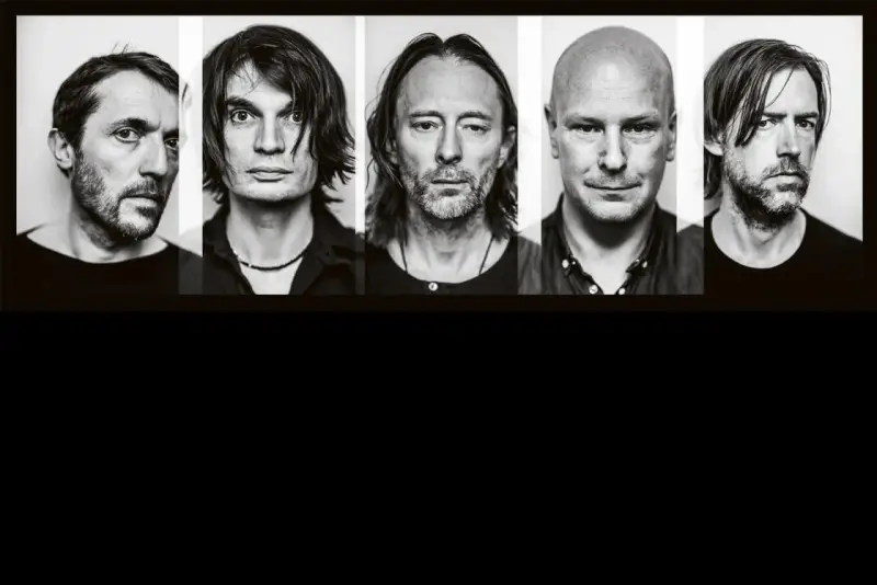 Cinq portraits en noir et blanc des membres de Radiohead, chacun dans son propre panneau.