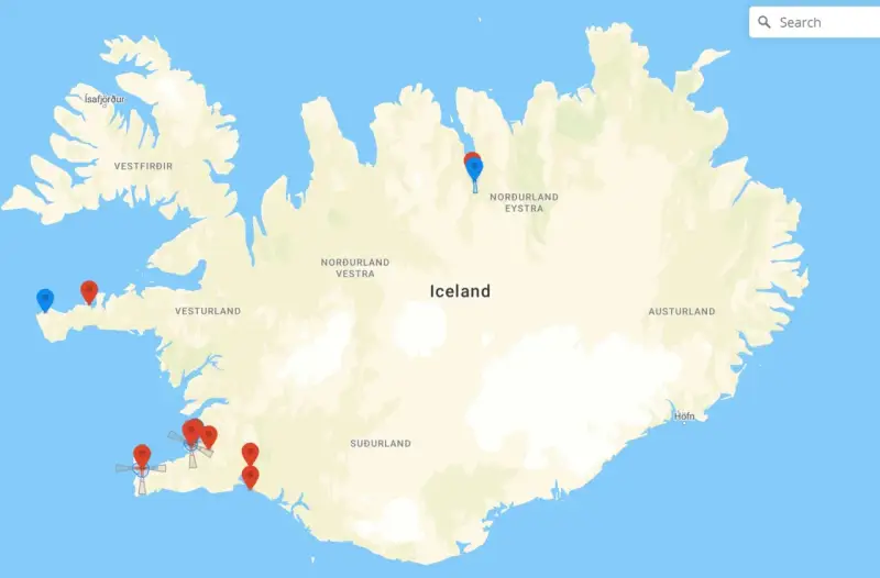 Karte von Island mit Markierungen. Eine Drohne fliegt über die Insel und sammelt Daten.