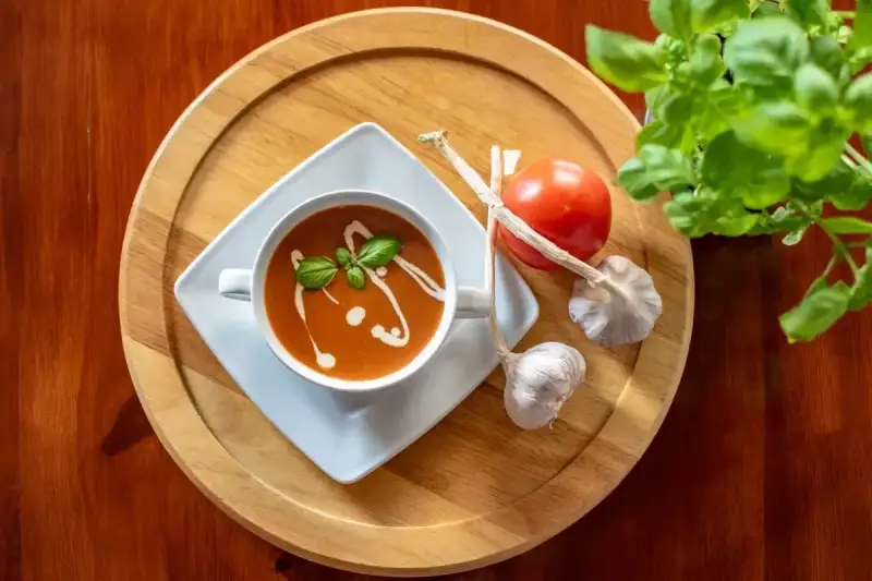 Zupa pomidorowa z bazylią, czosnkiem i pomidorem. Idealne jakie przyprawy do zupy pomidorowej? Czosnek i bazylia to podstawa!