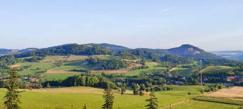 Krajobraz krainy wygasłych wulkanów zachwyca zielonymi wzgórzami, polami i lasami. Atrakcje przyrodnicze czekają na odkrycie.