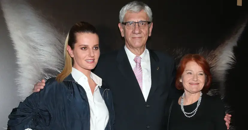 Maryna Kobuszewska, córka, z rodzicami pozuje do zdjęcia na tle futra.