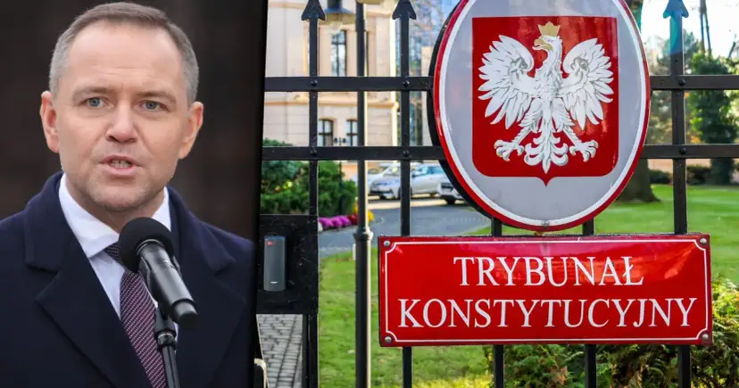 Mężczyzna przemawia przed budynkiem Trybunału Konstytucyjnego.