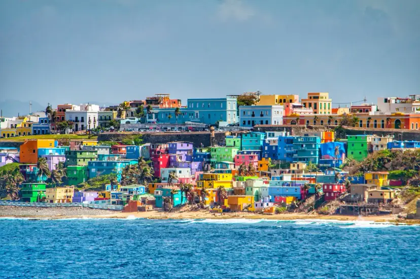 Kolorowe domy na wzgórzu nad oceanem, widok na to, gdzie leży Puerto Rico.
