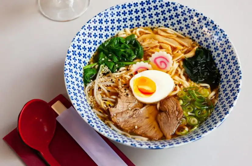 Miska z miso ramen z makaronem, jajkiem, mięsem, warzywami i nori.