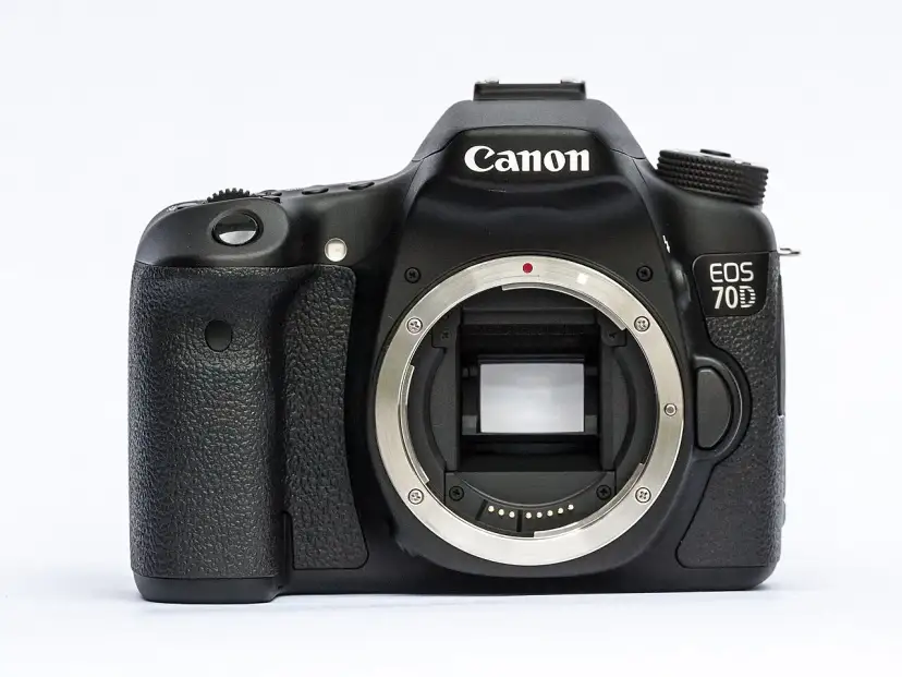 Czarna lustrzanka cyfrowa Canon EOS 70D z widocznym mocowaniem obiektywu.