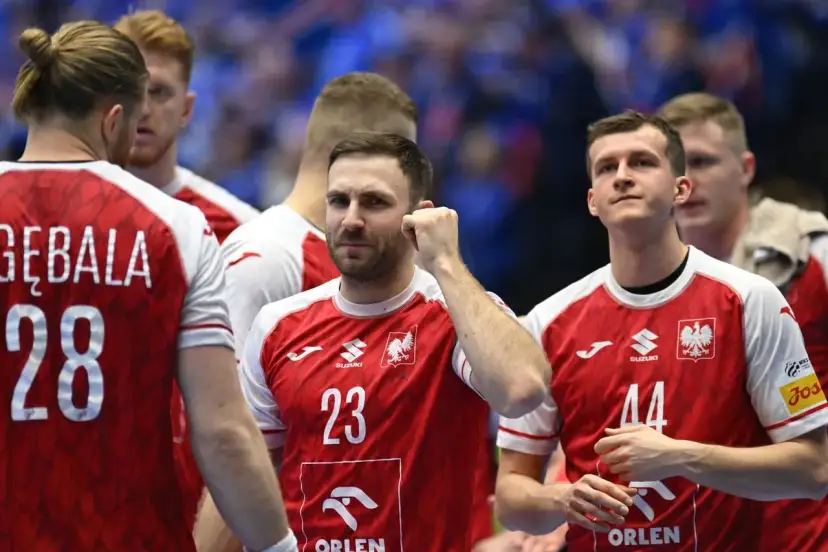 Piłkarze ręczni reprezentacji Polski w czerwonych strojach z orłem na piersi, gotowi do meczu z Włochami.