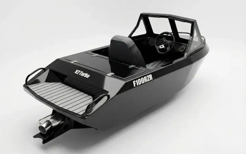 Czarna łódka sportowa F100RZR z kierownicą i siedzeniem. Dowiedz się, jak zarejestrować łódkę, by cieszyć się wodnymi przygodami.