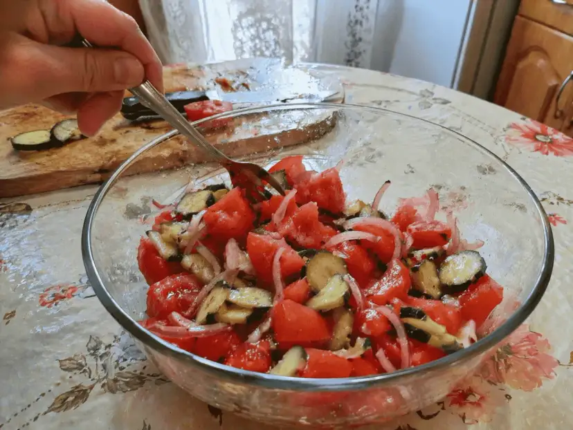 Pyszna sałatka z pomidorów i grillowanego bakłażana, idealna do letniego grilla.