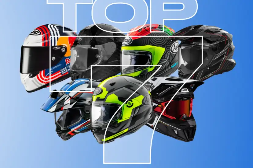 TOP 7 kasków motocyklowych. Różnorodne modele, od sportowych po terenowe, prezentują się na niebieskim tle.