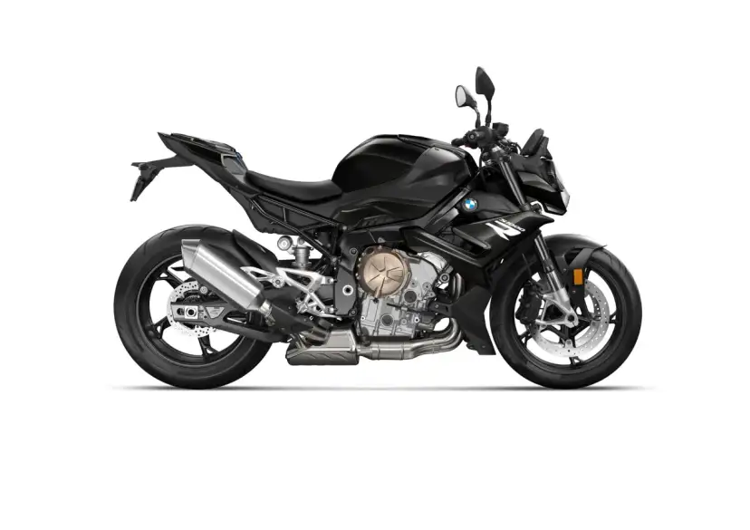 Czarny motocykl BMW S1000R z wydechem Akrapovič i złotymi elementami silnika. Gotowy do jazdy po mieście i torze.