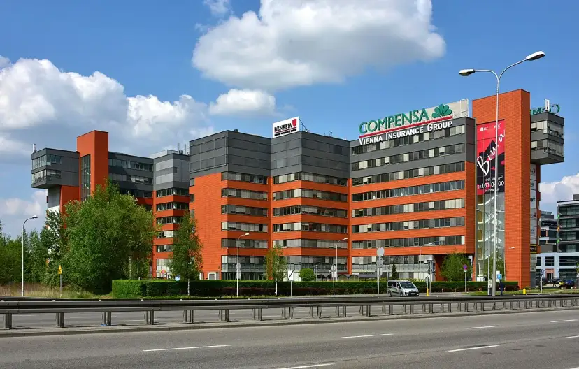 Nowoczesne budynki biurowe z logo Compensa Vienna Insurance Group. Opinie o vienna life są tu pewnie pozytywne.