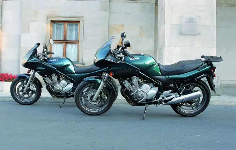 Dwa zielone motocykle Yamaha XJ6 Diversion stoją obok siebie. Ich dane techniczne są imponujące, a wygląd zachwyca.