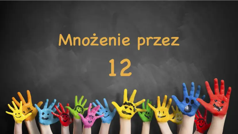 Kolorowe dłonie dzieci z uśmiechniętymi buźkami na tle tablicy z napisem "Mnożenie przez 12".