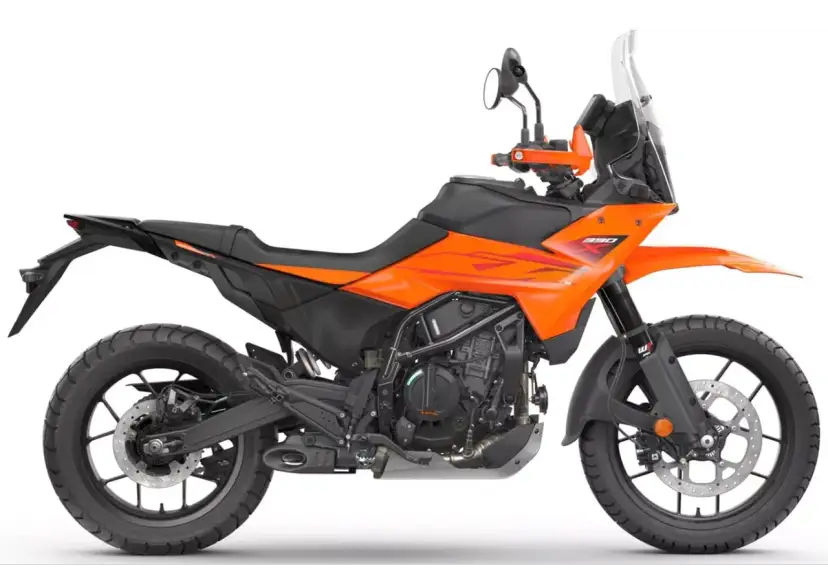 Pomarańczowy motocykl **KTM 390 Adventure** gotowy na przygodę.